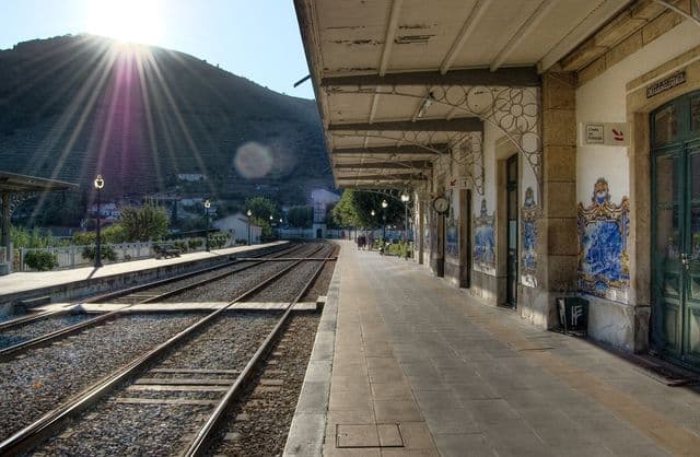 Douro Valley Without a Car: Best Train-Accessible Quintas & River Stays