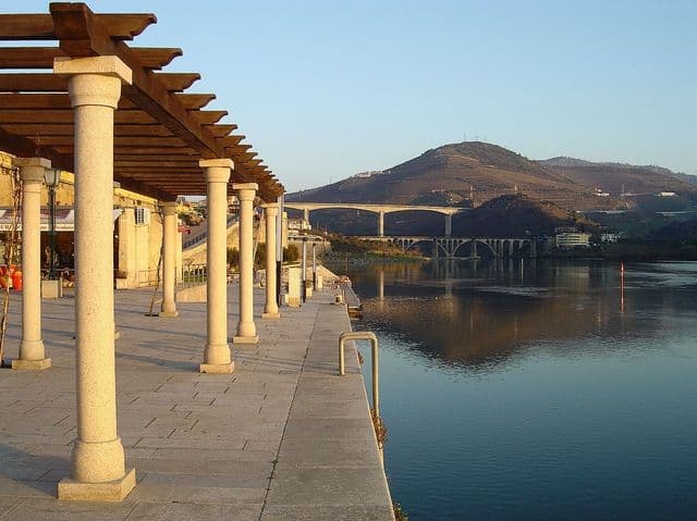 Pinhão vs Peso da Régua: Which Douro Valley Town Is Right for You?