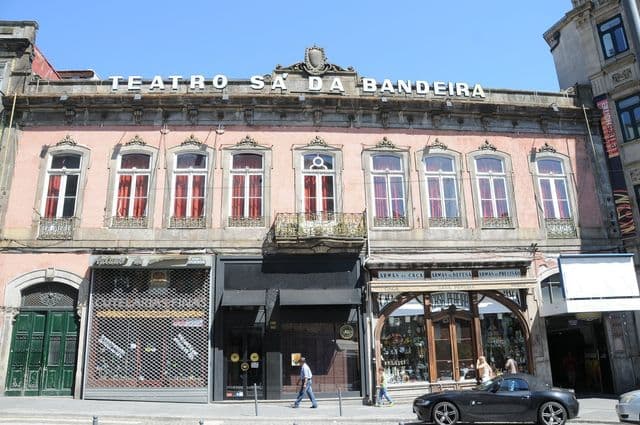 Historic architecture along Rua de Sá da Bandeira