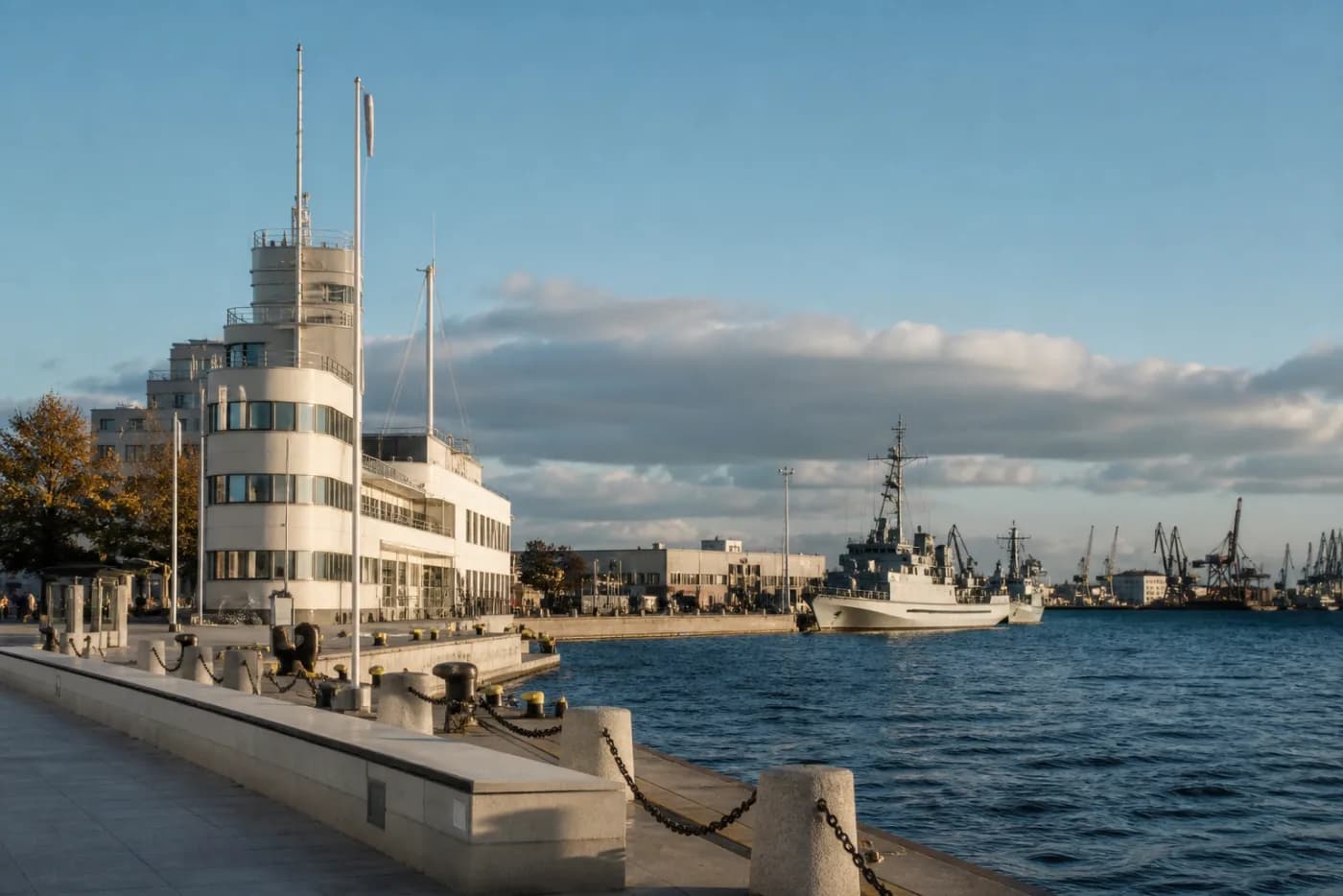 Gdynia Architecture & Hotels Guide: White Modernism, Marina Views & Orłowo Sea Cliffs